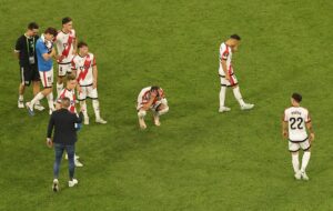 Los jugadores del Rayo se lamentan tras la final de la Liga Conferencia que han jugado Crystal Palace y Rayo Vallecano, en Leipzig, Alemania. EFE/EPA/FRIEDEMANN VOGEL