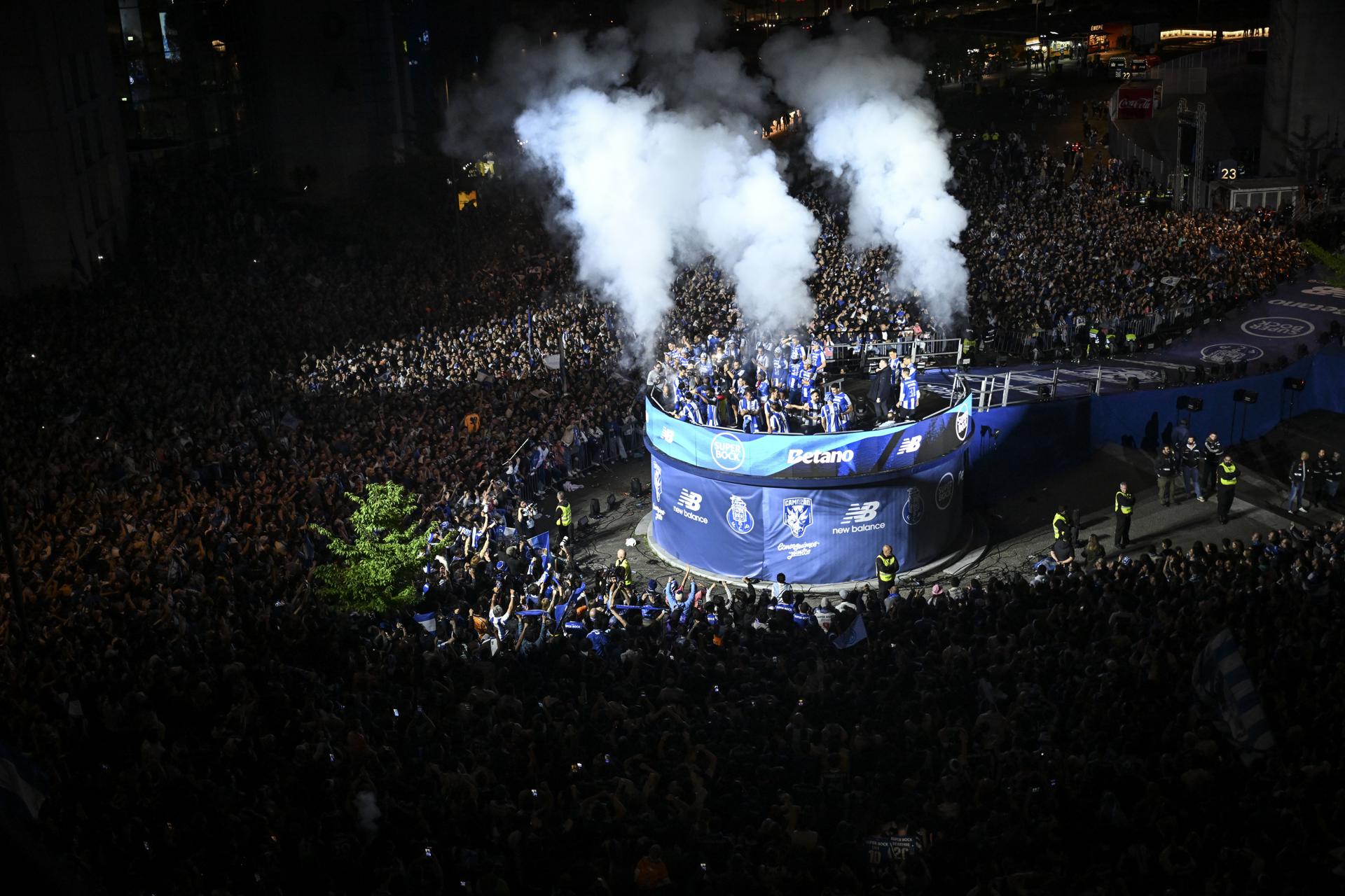 Los jugadores del FC Porto celebran con sus seguidores la consecución del título la Liga Portugal en Oporto, obtenido este sábado tras ganar 1-0 al Alverca. Es la trigésima primera vez que logran ganar este título. EFE/EPA/FERNANDO VELUDO 