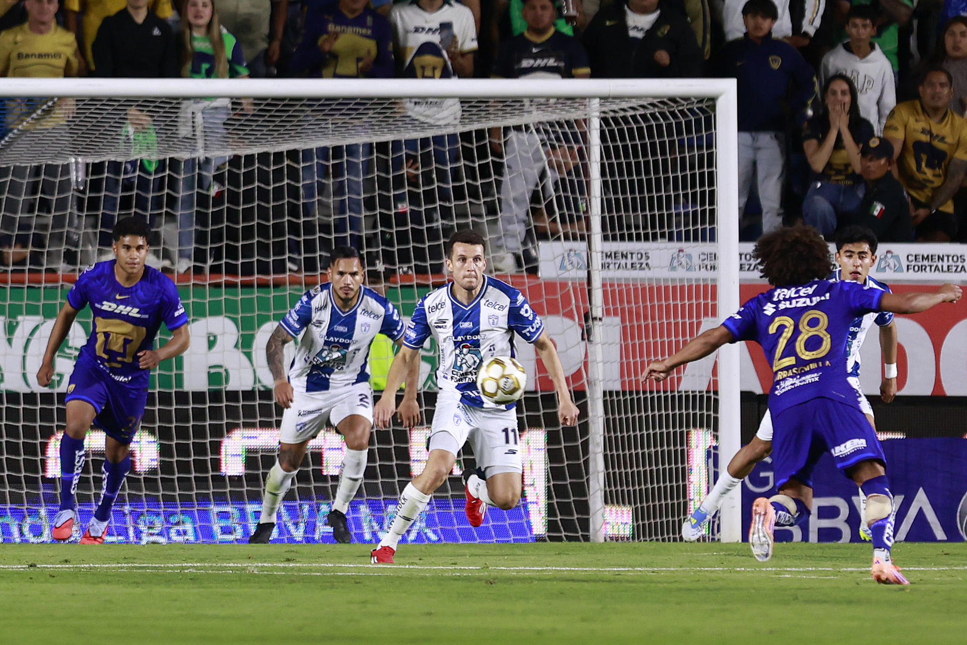 Adalberto Carrasquilla (d) de Pumas patea un balón este jueves, en un partido de la semifinal de la Liga MX entre Pachuca y Pumas en el estadio Hidalgo de Pachuca (México). EFE/ David Martínez Pelcastre
