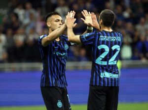 El jugador del Inter Henrikh Mkhitaryan (d) celebra con su compañero Lautaro Martinez el 2-0 durante el partido de la Serie A que han jugado Inter Milan y Parma Calcio en Milan, Italia) EFE/EPA/MATTEO BAZZI