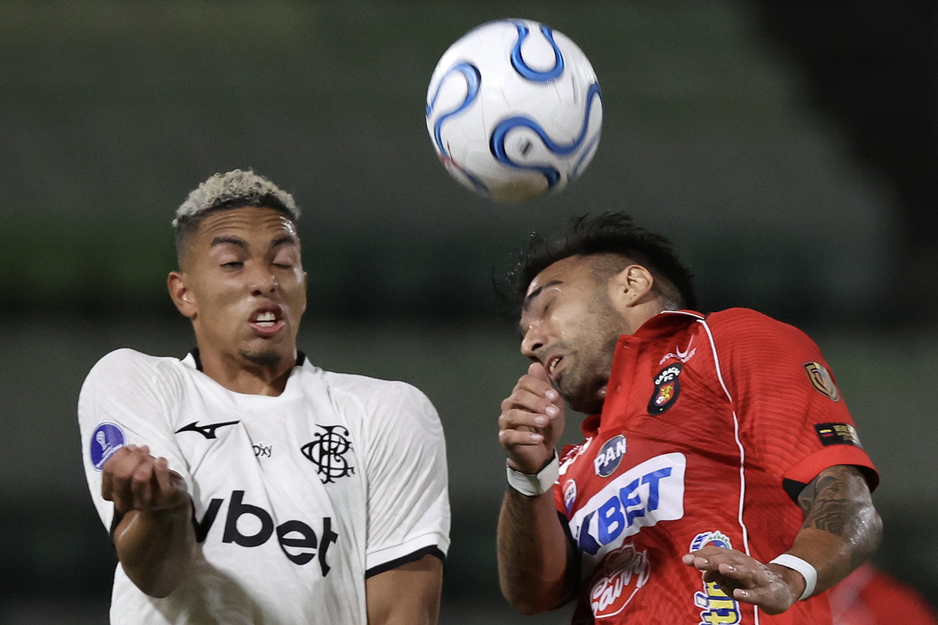 Adrián Fernández (d), del Caracas, disputa el balón con Jordan Barrera, de Botafogo, en el estadio Universidad Central de Venezuela. EFE/Miguel Gutiérrez