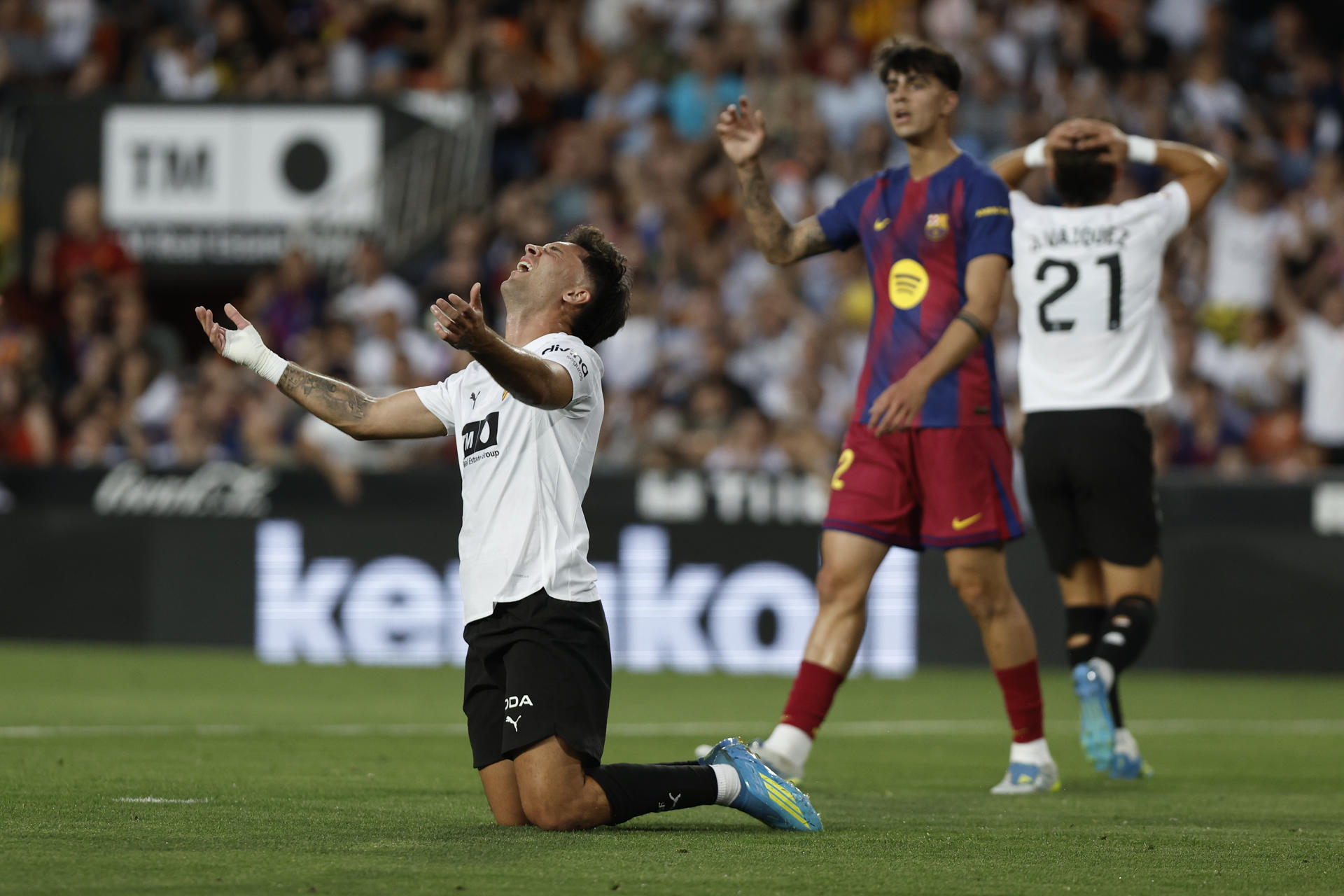-Los jugadores del Barcelona y del Valencia, durante el partido de la jornada 38 de LaLiga entre el Valencia y el Barcelona, este sábado en el estadio de Mestalla en Valencia.-EFE/ Biel Aliño
