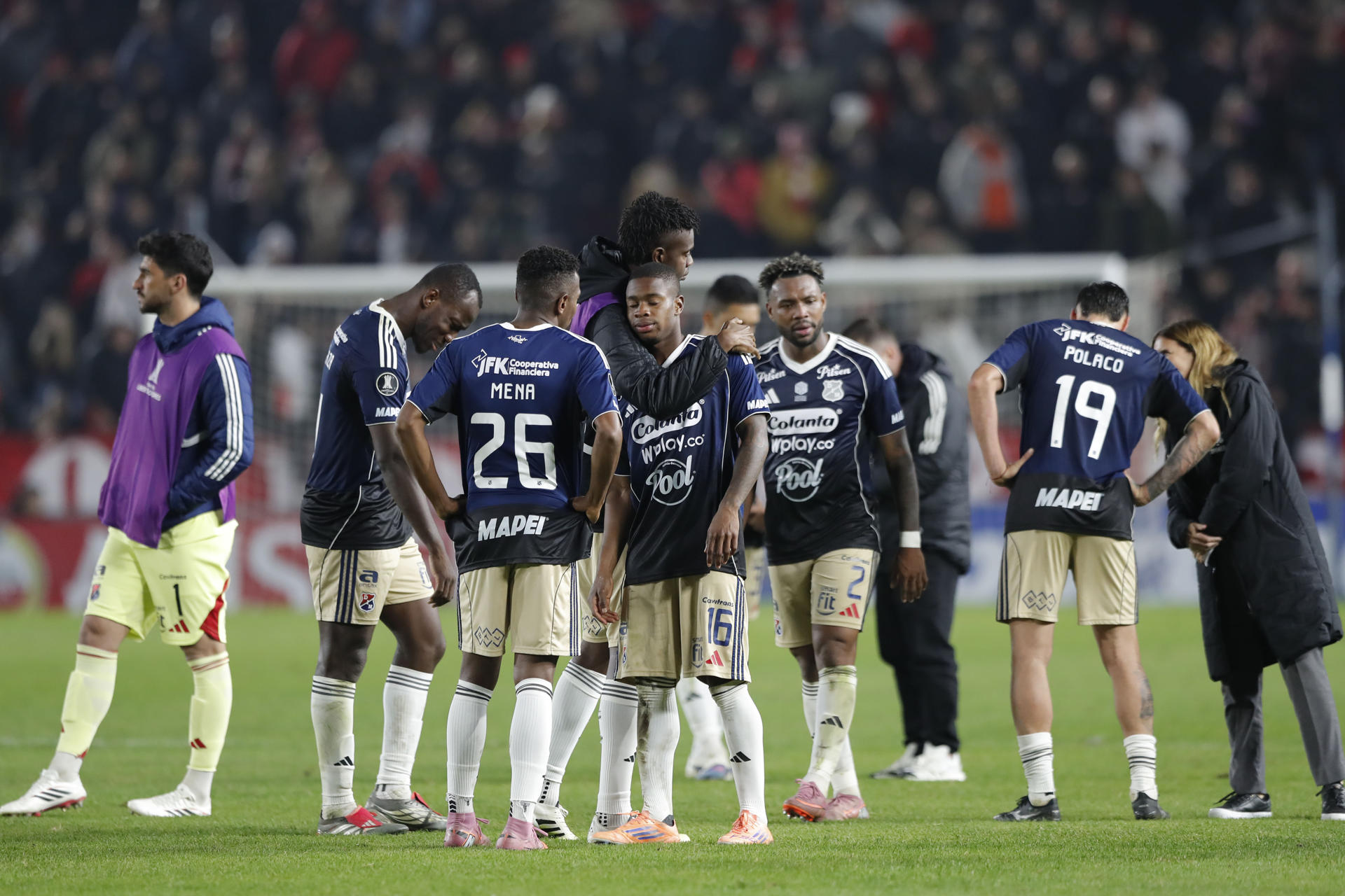 Jugadores de Independiente Medellín se lamentan este martes tras perder en el último minuto la clasificación a los octavos de final de la Copa Libertadores ante Estudiantes de La Plata en partido jugado en el estadio UNO de La Plata. EFE/ Demian Alday