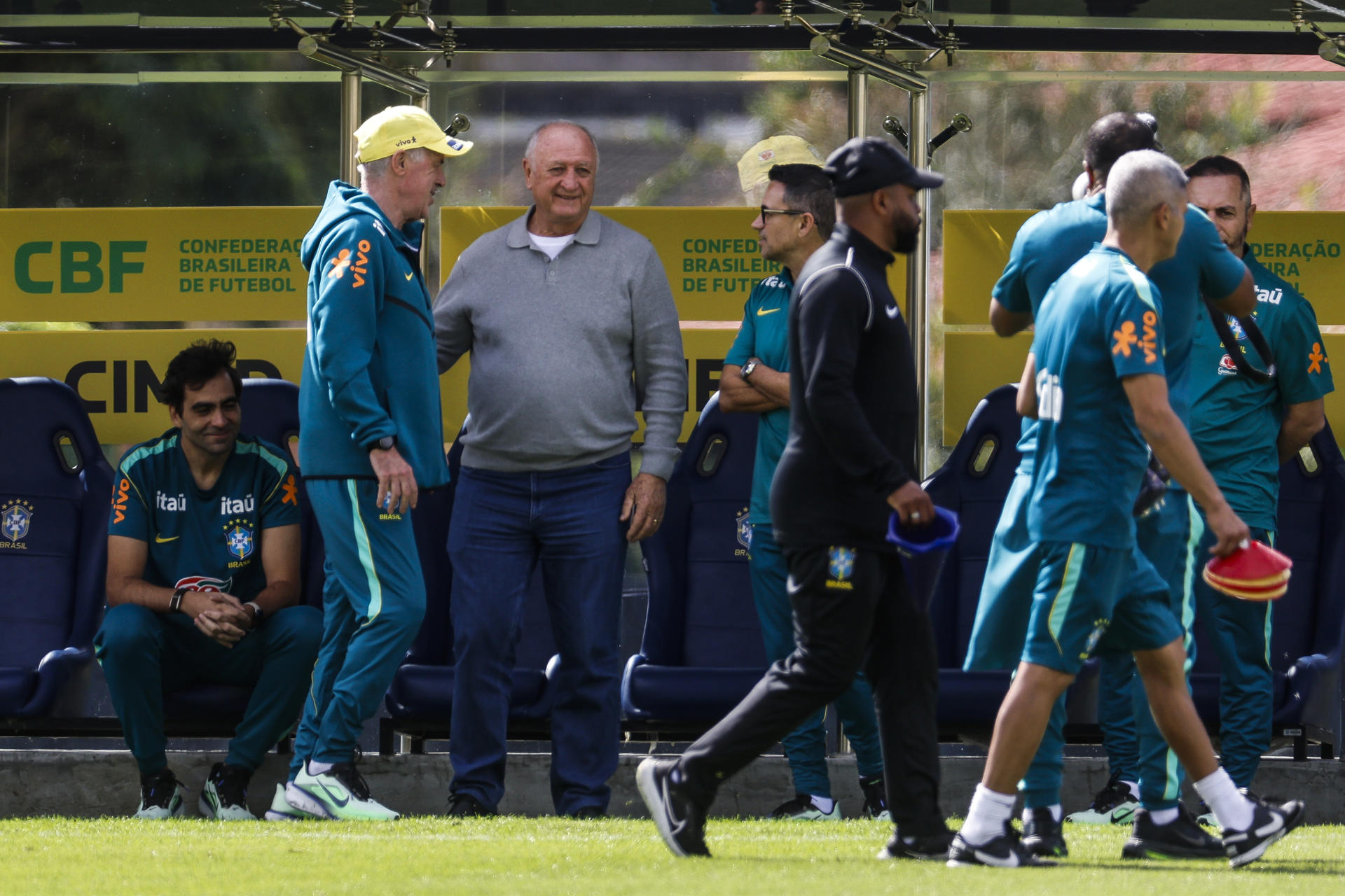El seleccionador de Brasil, Carlo Ancelotti (2-i), habla con el exseleccionador campeón del mundo en 2002, Luiz Felipe Scolari (c), durante un entrenamiento este jueves en la Granja Comary, en Teresópolis (Brasil). EFE/ Antonio Lacerda