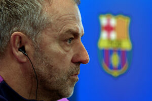 El entrenador del FC Barcelona, Hansi Flick, durante la rueda de prensa posterior al entrenamiento que el equipo azulgrana ha realizado este sábado. EFE/Alberto Estévez