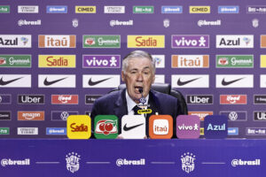El seleccionador de Brasil, el italiano Carlo Ancelotti, habla durante la rueda de prensa en la que anunció la lista de los 26 convocados para el Mundial 2026 en Río de Janeiro (Brasil). EFE/ Andre Coelho