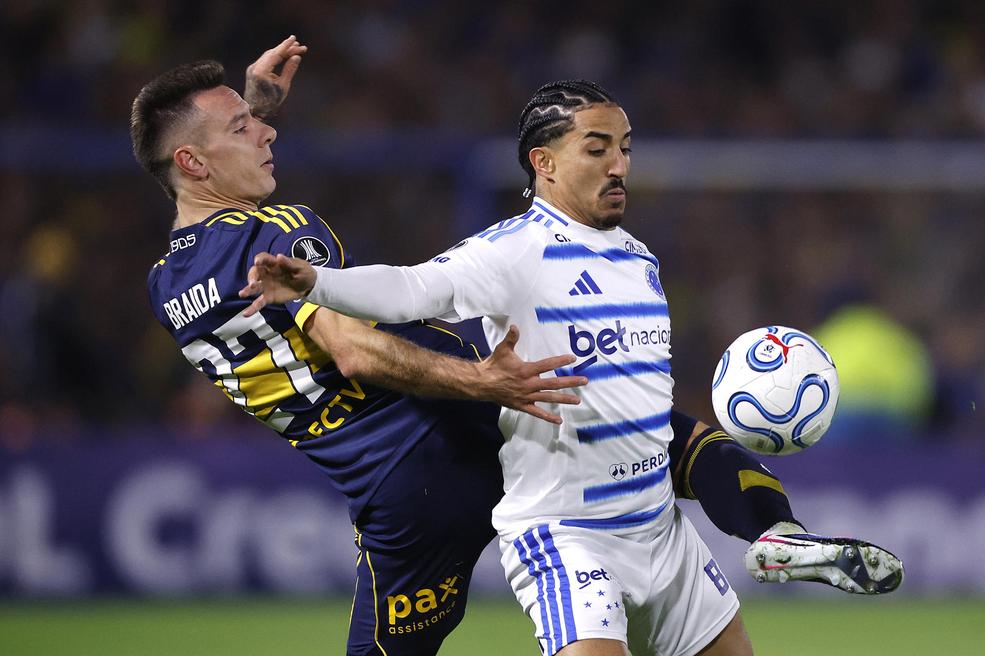 Malcom Braida (i), de Boca, disputa el balón con Christian, de Cruzeiro, en un partido de la fase de grupos de la Copa Libertadores en La Bombonera. EFE/Juan Ignacio Roncoroni
