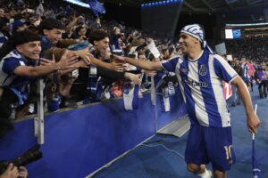 El centrocampista español Gabri Veiga celebra con los seguidores del FC Porto en el Estadio do Dragão la consecución del título liguero, logrado tras vencer a Alverca este sábado por 1-0. EFE/EPA/MANUEL FERNANDO ARAUJO