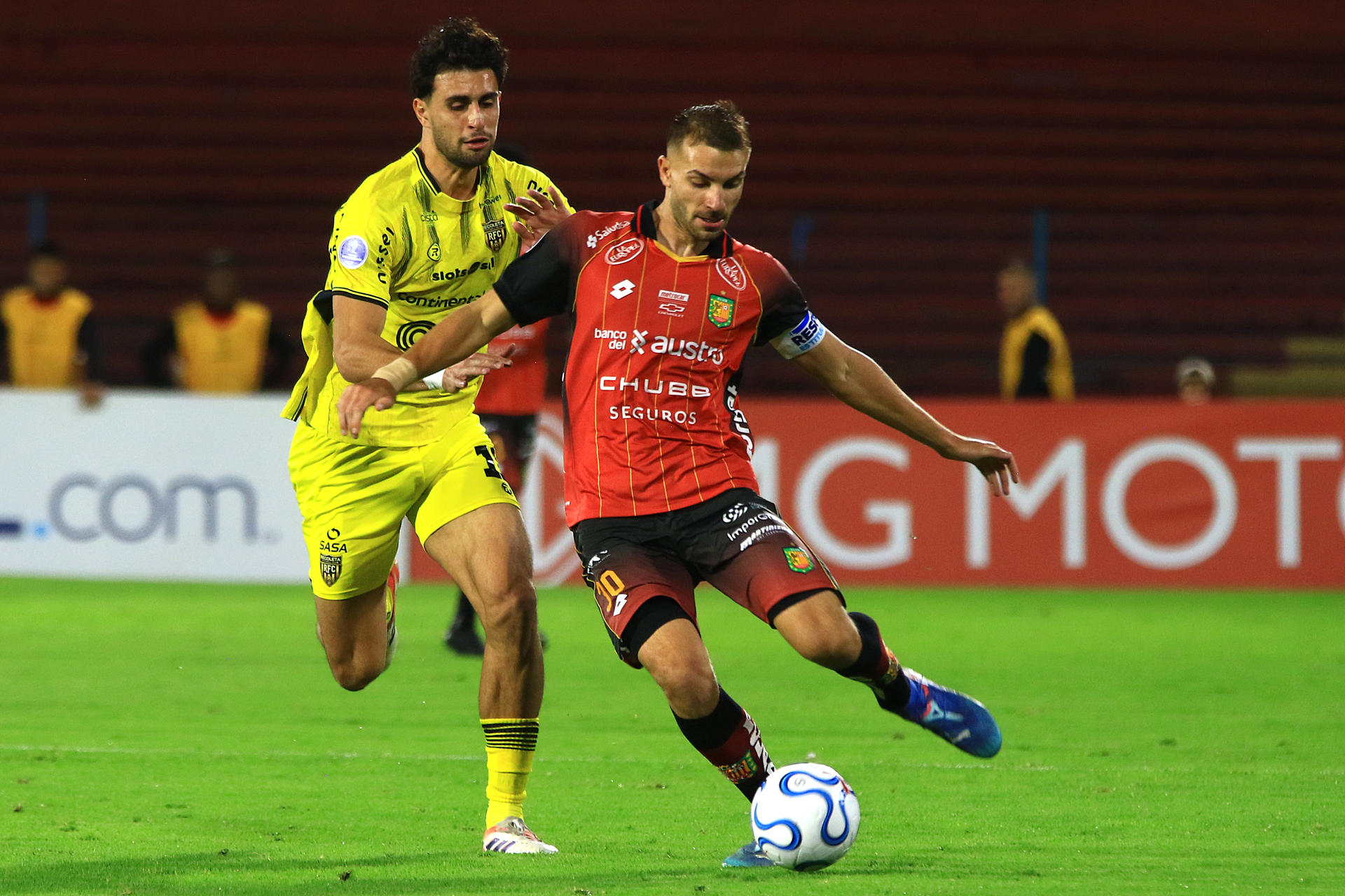 Mateo Maccari (d), de Cuenca, disputa el balón con Kevin Parzajuk, de Recoleta, en un partido de la fase de grupos de la Copa Sudamericana en el estadio Alejandro Serrano Aguilar en Cuenca (Ecuador). EFE/Robert Puglla
