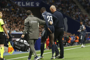 El jugador del Real Madrid Ferland Mendy se retira del terreno de juego tras lesionarse durante el partido de la jornada 34 de LaLiga EA Sports en el RCDE Stadium.-EFE/ Quique García