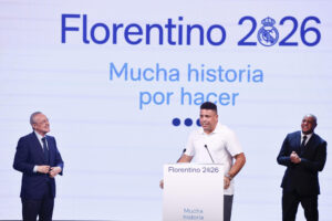 El presidente del Real Madrid, Florentino Pérez (izda), y los exfutbolistas brasileños del Real Madrid Ronaldo Nazario (c) y Roberto Carlos, durante la presentación de la candidatura de Florentino Pérez a las elecciones del club, bajo el lema "Mucha historia por hacer", este miércoles en Madrid. EFE/Sergio Pérez