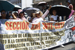 Maestros de la Coordinadora Nacional de Trabajadores de la Educación (CNTE) protestan en Ciudad de México (México). Imagen de archivo. EFE/ Sáshenka Gutiérrez
