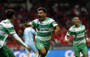 Eduardo Aguirre (c) del Santos celebra un gol ante Toluca. Imagen de archivo. EFE/ Alex Cruz