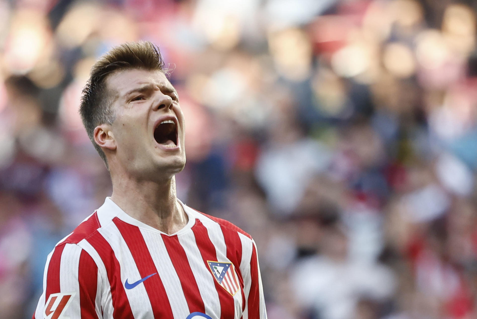El delantero noruego del Atlético de Madrid, Alexander Sorloth, durante el partido de LaLiga entre el Atlético de Madrid y el Celta, este sábado en el estadio Metropolitano. EFE/ Sergio Pérez 