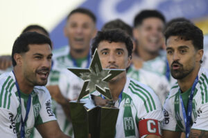 Jugadores de Racing celebraron este domingo ante sus hinchas la conquista anticipada del Torneo de Apertura uruguayo en el estadio Parque Osvaldo Roberto de Montevideo. EFE/ STR