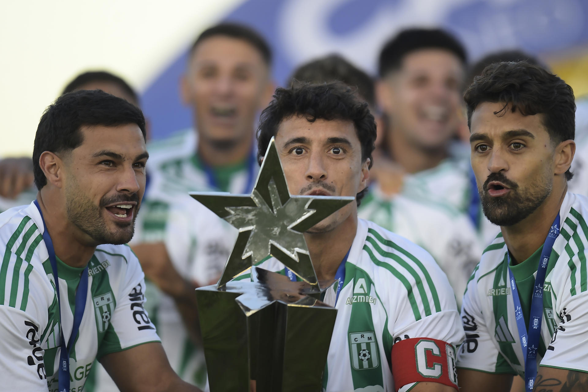 En Uruguay, Racing celebra con sus hinchas su primer título profesional en 107 años
