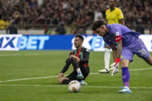 Ronwen Hayden Williams (derecha), del Mamelodi Sundowns, se enfrenta a Reda Slim (izquierda), del AS FAR, durante el partido de vuelta de la final de la Liga de Campeones de la CAF entre el AS FAR y el Mamelodi Sundowns, disputado en el Estadio Príncipe Moulay Abdellah de Rabat. EFE/EPA/JALAL MORCHIDI