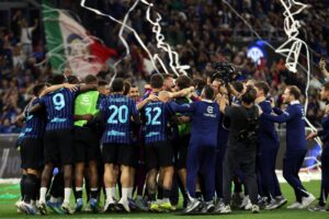 Los jugadores del Inter tras el partido de la Serie A que han jugado Inter Milan y Parma Calcio en Milan, Italia. EFE/EPA/MATTEO BAZZI