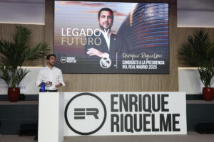 Enrique Riquelme, candidato a la presidencia a las elecciones del Real Madrid el próximo 7 de junio, presenta este miércoles su proyecto social, que incluye la construcción de un pabellón, un hotel y espacios para los socios en la ciudad deportiva de Valdebebas. EFE/ J.J.Guillen