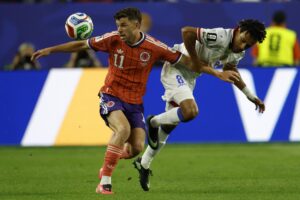 alt ¡ROMPIERON LA ESPERA! Escocés McGinn castiga al haitiano Placide y Escocia lidera el Grupo C
