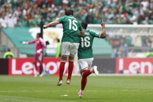 HISTÓRICO EN EL AZTECA: colombiano Quiñones y mexicano Jiménez rompen la maldición de México