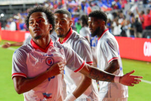Ruben Providence (i), de Haití, celebra un gol este martes en un partido amistoso frente a Nueva Zelanda previo a la Copa Mundial de Fútbol de 2026, en el Chase Stadium en Fort Lauderdale (EE.UU.). EFE/ Alberto Boal
