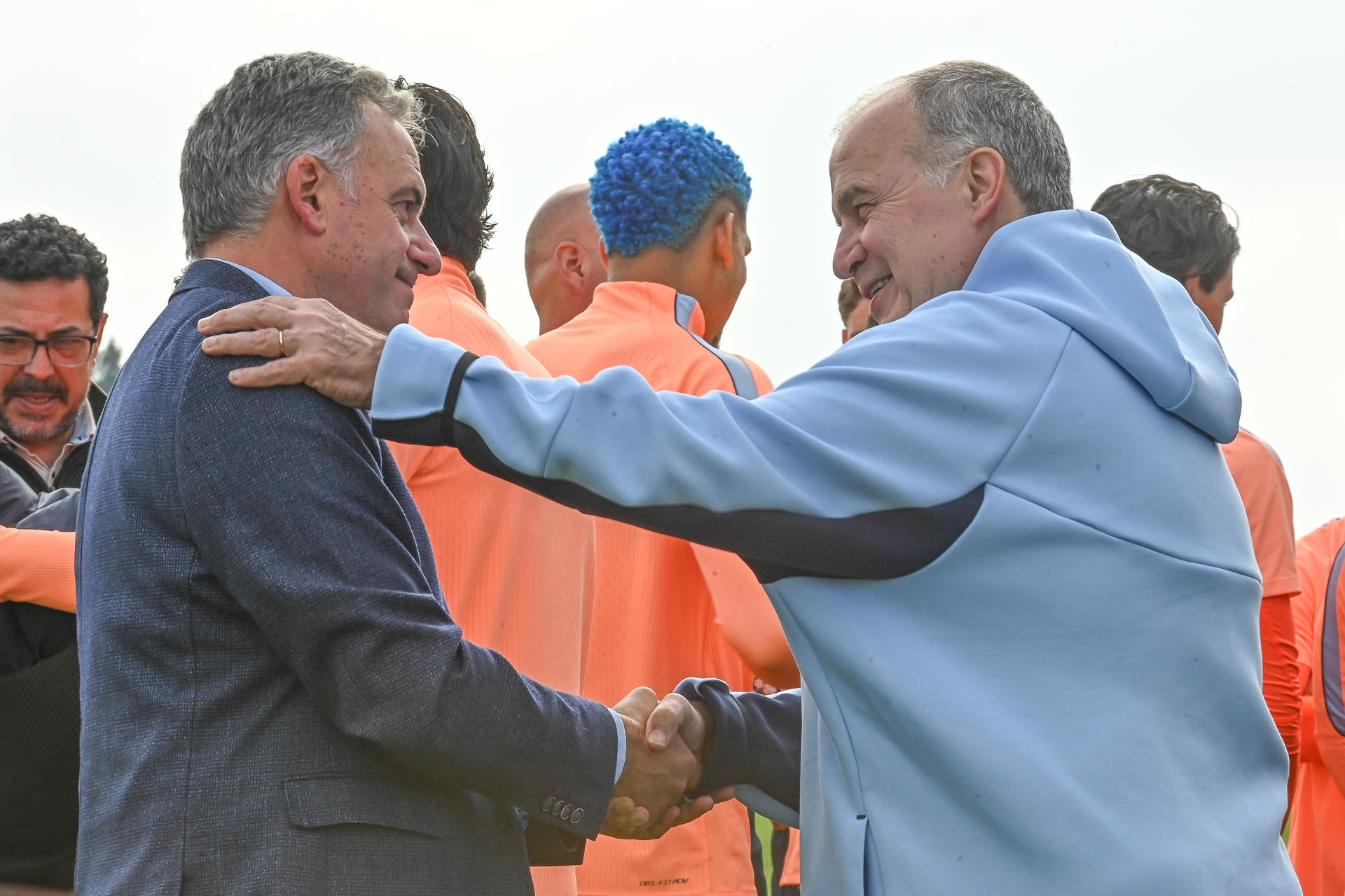 El presidente de Uruguay, Yamandú Orsi (i), estrecha la mano del seleccionador Marcelo Bielsa durante la entrega del pabellón nacional a la selección de fútbol de Uruguay en Montevideo (Uruguay). EFE/ Federico Gutiérrez 