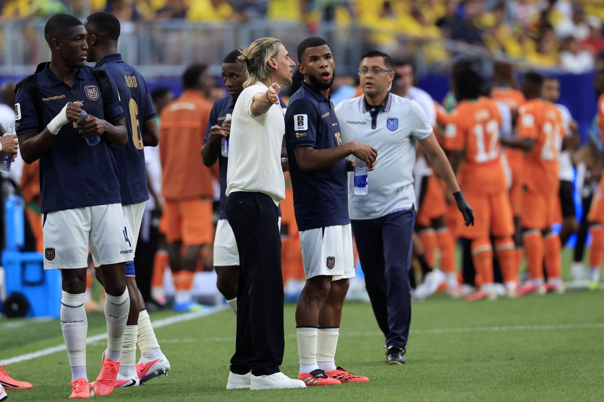 Sebastian Beccacece (c), técnico de Ecuador, habla con uno de sus jugadores durante la pausa de hidratación en el partido ante Costa de Marfil. EFE/EPA/SHAWN THEW 