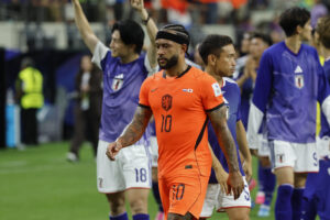 Fotografía del 14 de junio de 2026 en la que se observa a Memphis Depay (c), de Países Bajos, al reaccionar al finalizar un partido del grupo F del Mundial de la FIFA 2026 entre Países Bajos y Japón en el estadio AT&T en Arlington (Estados Unidos). EFE/ Sebastián Mariscal