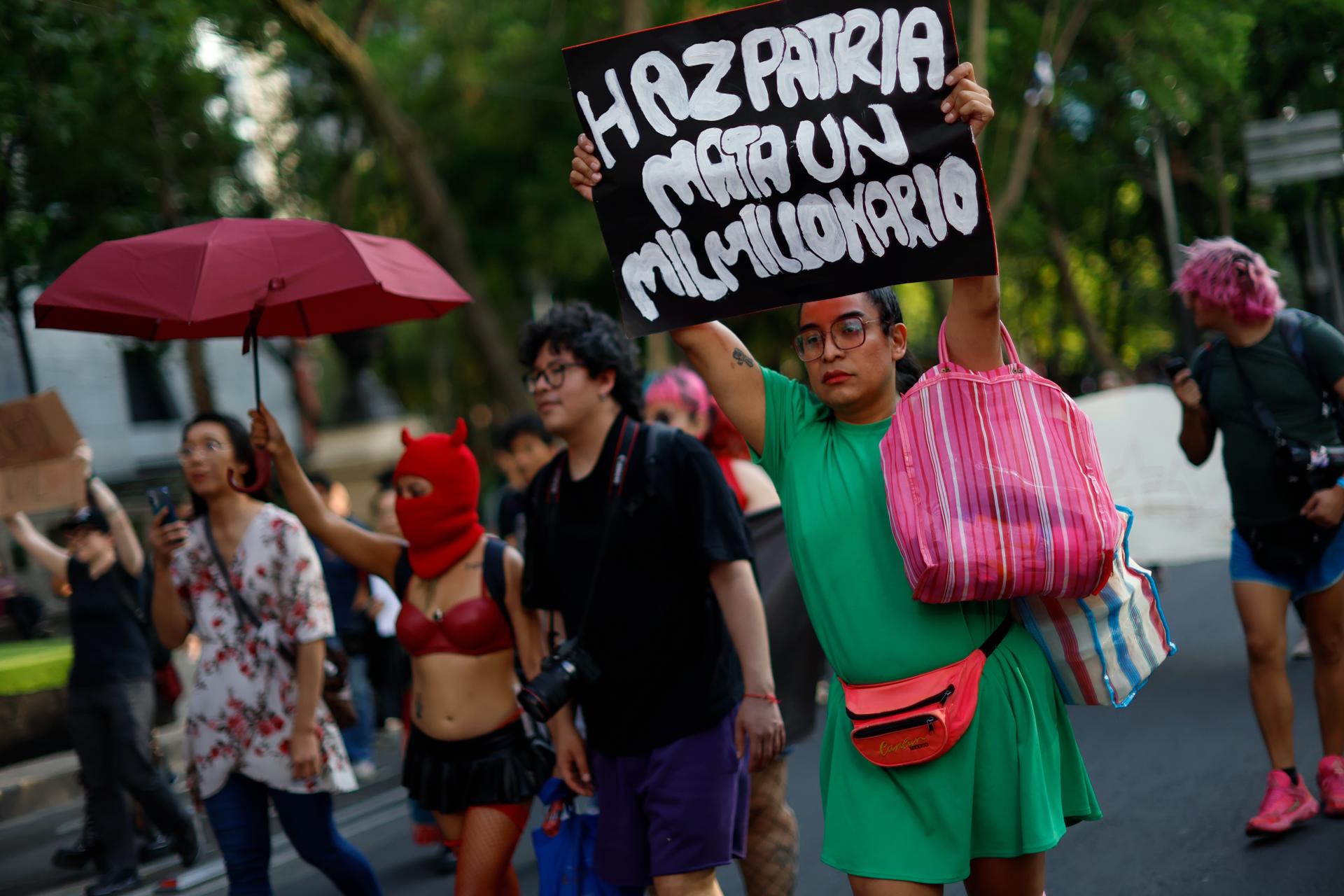 Trabajadoras sexuales marchan en el día internacional del trabajo sexual este martes, en la Ciudad de México (México). EFE/ Sáshenka Gutiérrez