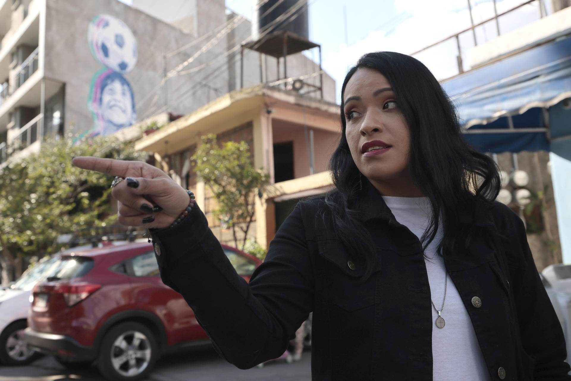 Martha Ramos, residente de un barrio cercano al estadio Ciudad de México, habla durante una entrevista con EFE este miércoles, en la Ciudad de México (México). EFE/ José Méndez 