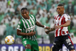 Alfredo Morelos (i), de Nacional, disputa el balón con Jermein Peña, de Junior, durante el partido de vuelta de la final de la Liga de Colombia en el estadio Atanasio Girardot en Medellín (Colombia). EFE/ STR