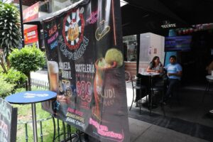 Fotografía que muestra la fachada de un bar este miércoles, en Ciudad de México (México). EFE/ Mario Guzmán
