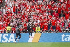 Jonathan David (d) anotó triplete en el triunfo 6-0 de Canadá ante Catar en el Mundial 2026 en partido en Vancouver. EFE/EPA/BOB FRID