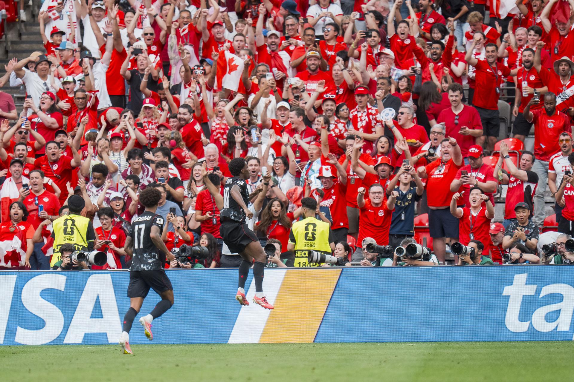 Jonathan David (d) anotó triplete en el triunfo 6-0 de Canadá ante Catar en el Mundial 2026 en partido en Vancouver. EFE/EPA/BOB FRID