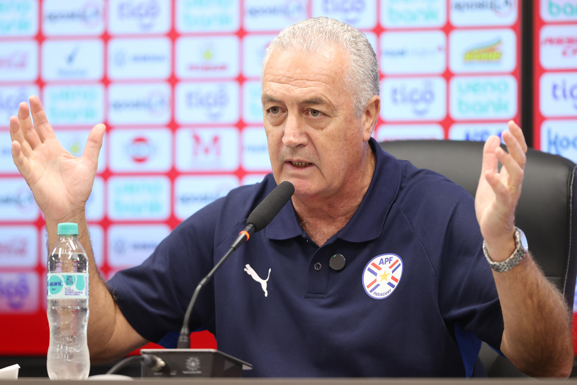 El seleccionador de Paraguay Gustavo Alfaro habla en una rueda de prensa en Ypané (Paraguay). EFE/ Juan Pablo Pino