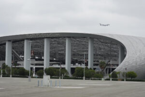 Fotografía que muestra un sector exterior del SoFi Stadium, en Inglewood (EE.UU.). El SoFi Stadium está listo para albergar los ocho partidos que recibirá del Mundial de la FIFA 2026 y los Juegos Olímpicos de 2028. EFE/ Omar Alonso