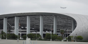 Fotografía que muestra un sector exterior del SoFi Stadium, en Inglewood (EE.UU.). El SoFi Stadium está listo para albergar los ocho partidos que recibirá del Mundial de la FIFA 2026 y los Juegos Olímpicos de 2028. EFE/ Omar Alonso