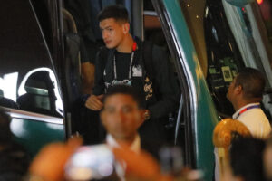 César Montes de México desciende de un autobús este martes, a su llegada al hotel de concentración en Guadalajara (México). EFE/ Francisco Guasco