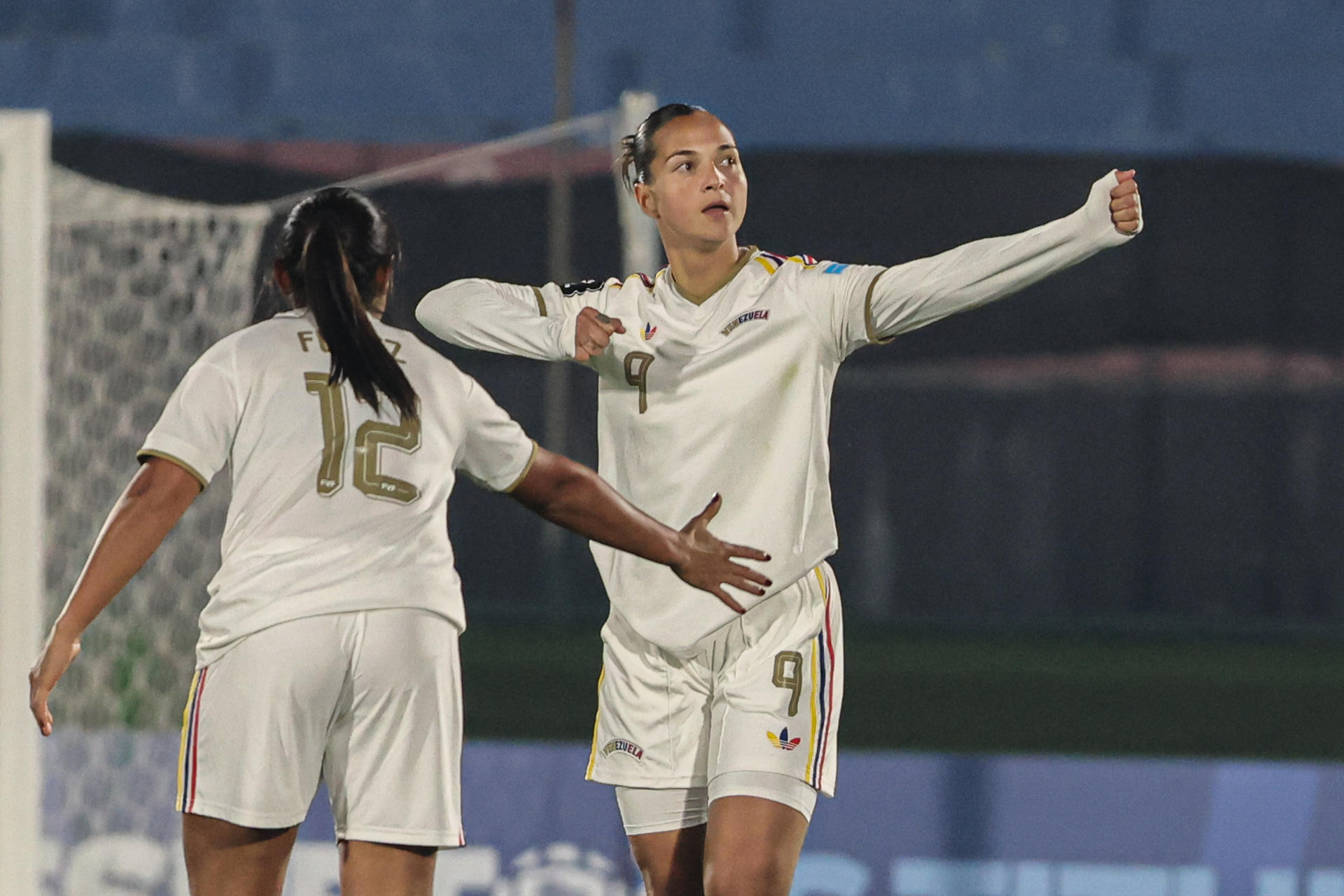 Deyna Castellanos (d) y Génesis Florez, de Venezuela, celebran un gol en un partido de la Liga de Naciones entre Uruguay y Venezuela en el estadio Centenario en Montevideo (Uruguay). EFE/ Gastón Britos 