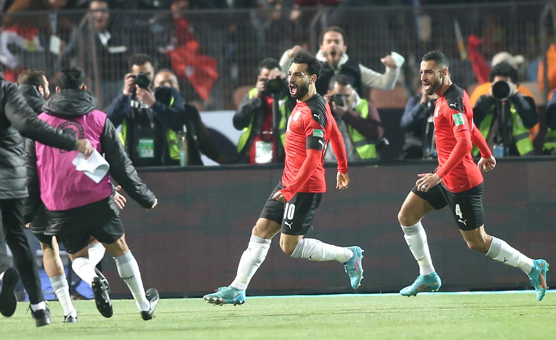 Fotografía de Khaled Elfiqi, en la que puede verse en una imagen de archivo del 25 de marzo de 2022 al futbolista Mohamed Salah (c), de Egipto, durante un partido con su selección. EFE