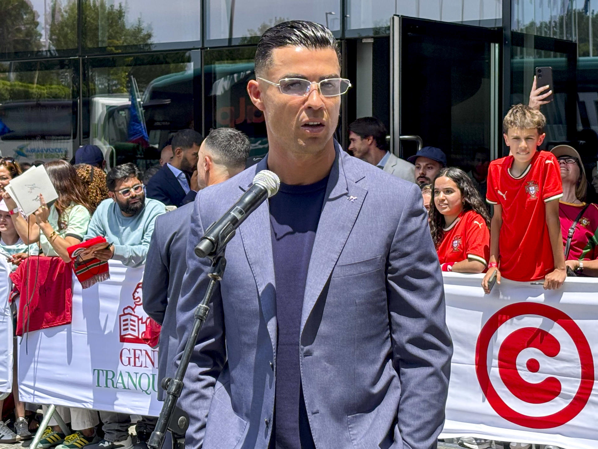 El delantero de la selección de Portugal Cristiano Ronaldo, hace declaraciones en la despedida de la selección de fútbol de Portugal en su ciudad deportiva, el pasado 12 de junio. EFE/ Blas Díaz
