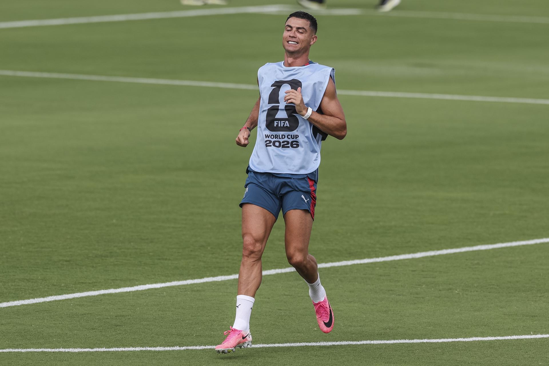 El jugador de la selección nacional de fútbol de Portugal Cristiano Ronaldo asiste a una sesión de entrenamiento en Palm Beach, Florida, EE.UU. EFE/EPA/MIGUEL A. LOPES