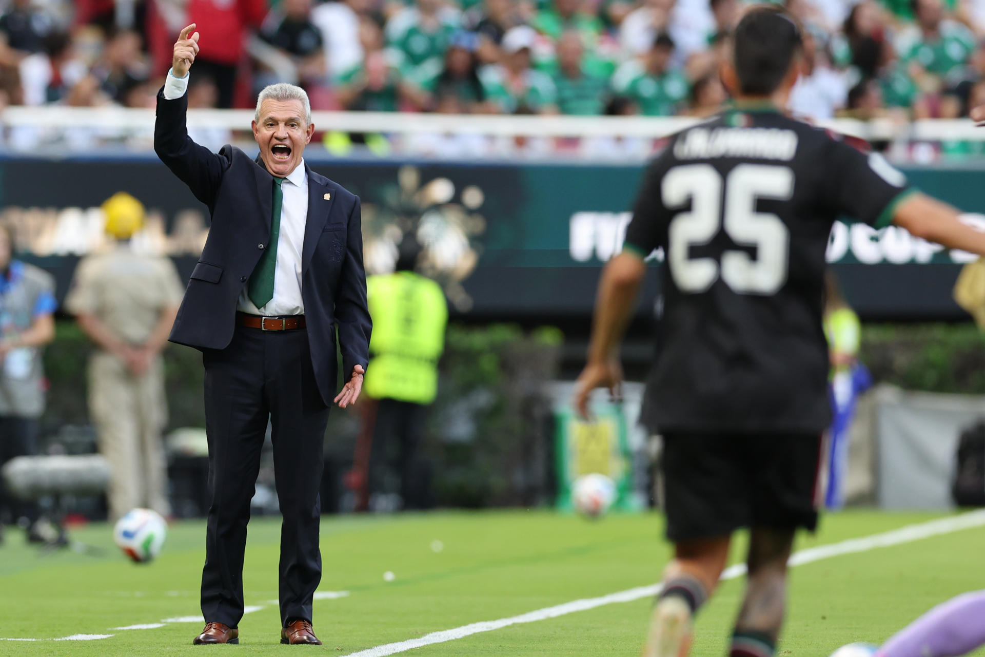 El seleccionador de México, Javier Aguirre reacciona este jueves, en un partido del grupo A del Mundial de la FIFA 2026 entre México y Corea del Sur, en el estadio Akron en Guadalajara (México). EFE/ Alex Cruz