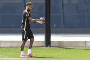 El delantero brasileño Neymar participa en la sesión de entrenamiento de la selección de Brasil en el centro de entrenamiento Columbia Park este miércoles, en Morristown, New Jersey (EE.UU.). EFE/ SEBASTIÃO MOREIRA