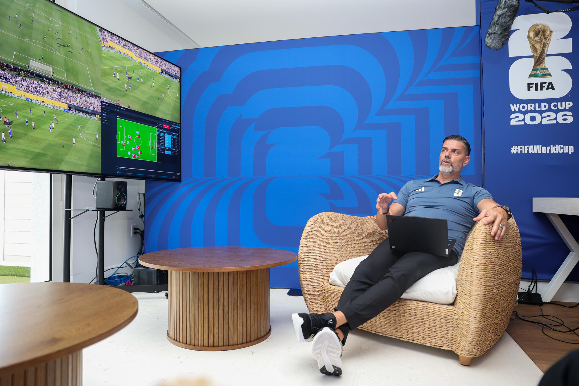 Fotografía cedida por la FIFA donde aparece uno de los miembros del Grupo de Estudios Técnicos (TSG) de la FIFA para el Mundial 2026. EFE/ Leonardo Fernandez
