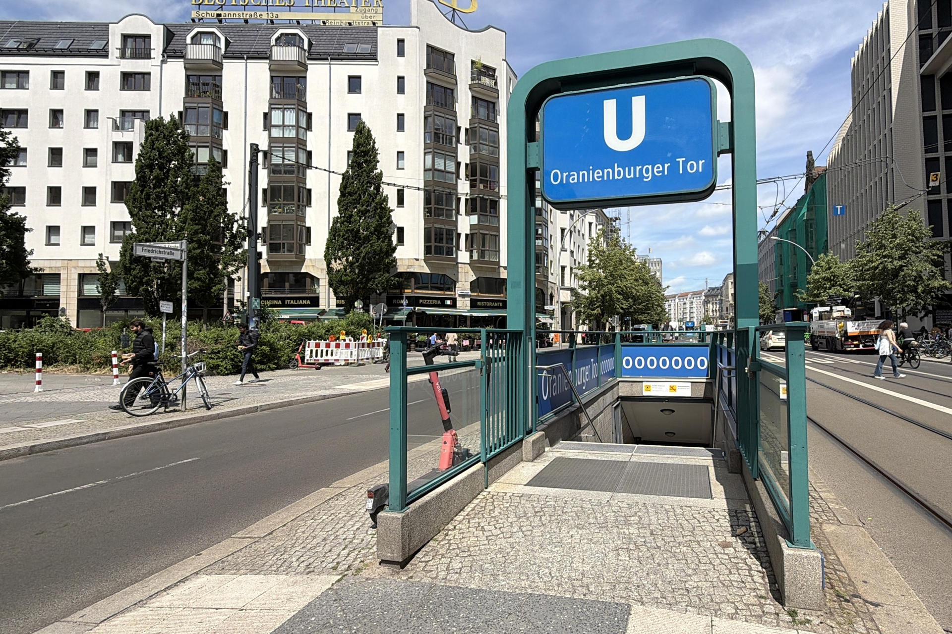 Las estaciones de metro berlinesas, o al menos algunas de ellas, han encontrado una fórmula para "gritar" los goles durante el Mundial para lo que se ha recurrido a un cambio mínimo en el diseño de los letreros en los están sus nombres. EFE/Andrea Gallego