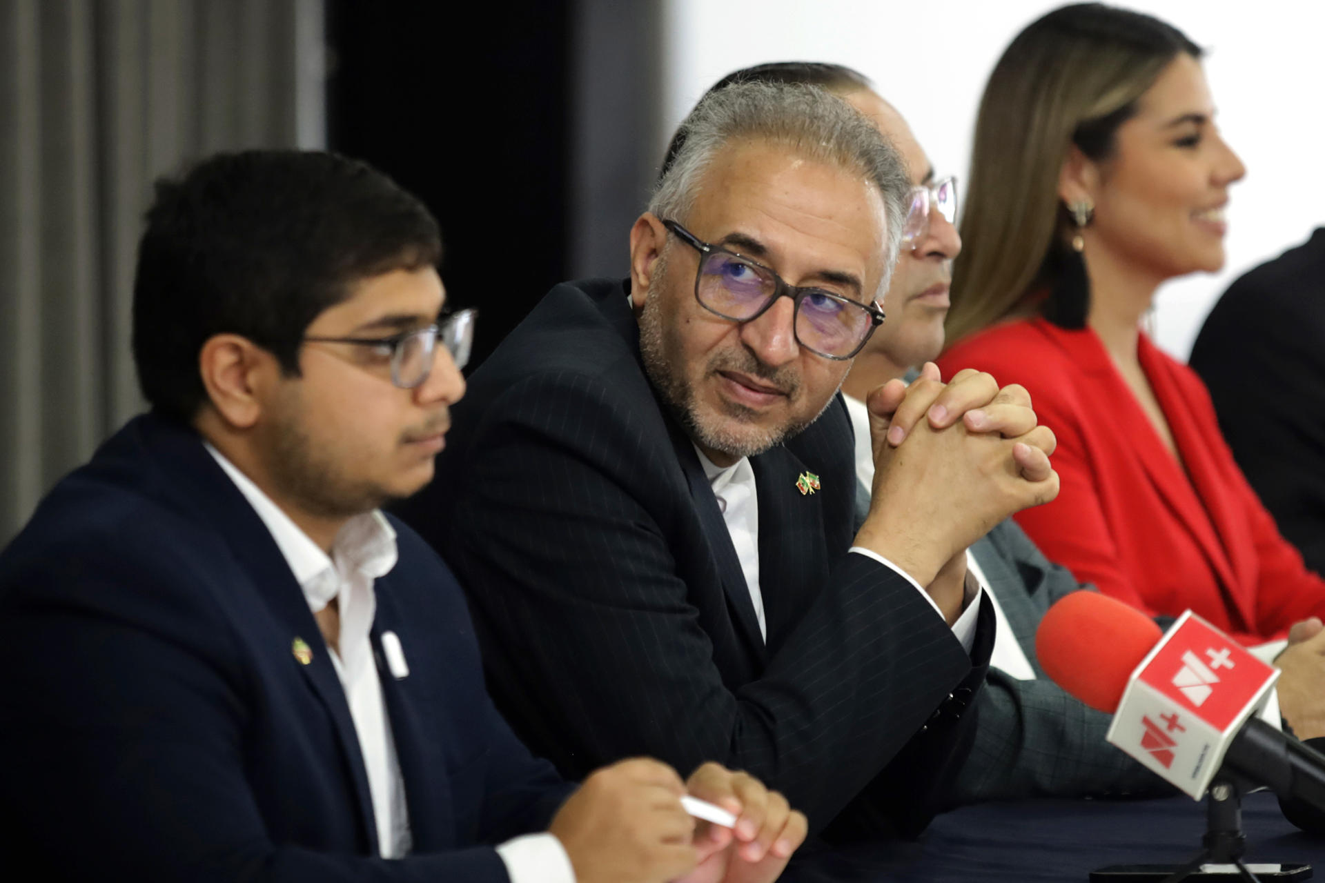 El embajador de Irán en México, Abolfazl Pasandideh (c) asiste a una rueda de prensa este martes, en Tijuana (México). EFE/ Joebeth Terríquez
