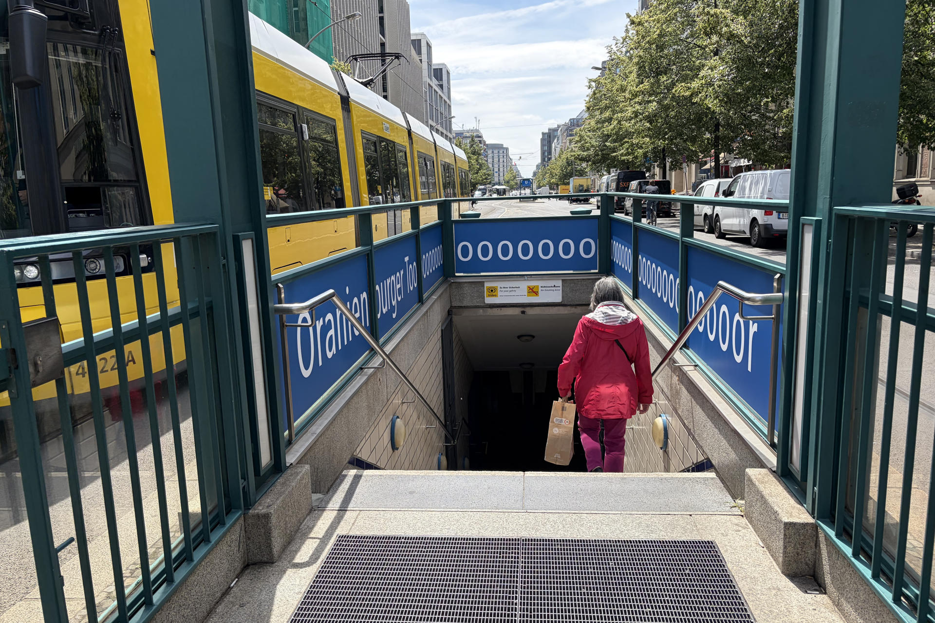 Las estaciones de metro berlinesas, o al menos algunas de ellas, han encontrado una fórmula para "gritar" los goles durante el Mundial para lo que se ha recurrido a un cambio mínimo en el diseño de los letreros en los están sus nombres. EFE/Andrea Gallego