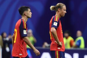 Los internacionales españoles Marcos Llorente (d) y Pedri, durante el partido de este lunes frente a Cabo Verde en el inicio de la Roja en el Mundial 2026. EFE/ RONALD WITTEK